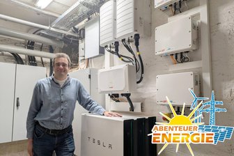 Thomas Walther zur Energiewende im Erzgebirge: Ohne Bürgerbeteiligung wird es nicht gehen - Thomas Walther vor dem 40-KWh-Speicher im Keller der Grundschule.