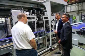 Thorsten Frei in Klingenthal: Prominenter Bundespolitiker der CDU/CSU steht Rede und Antwort - KMW-Geschäftsführer André Karbstein (links) mit Thorsten Frei und Sören Voigt (rechts).
