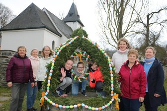 Thossen hat erstmals einen Osterbrunnen - Freude über den Osterbrunnen: Regina Strobel, Lidia Turowski, Kerstin Walther sowie Anja Eichelkraut, Isolde Walther und Michaela Pätz (von links). Aus dem Ei auf dem Brunnen lugen Katherine Wolf, Frida und Linda Eichelkraut (von links).
