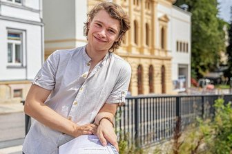Thriller im Annaberger Puppentheater und Desillusionierung im Rathaus - Tenor Richard Glöckner widmet Erzgebirgssänger Anton Günther einen Liederabend. 