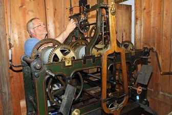 Thüringer Glockenbauer wartet Uhrwerk der Werdauer Marienkirche -