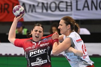 Thüringer HC zieht ins Europacup-Finale ein - Sorgte für den entscheidenden Treffer: Josefine Hanfland (l). (Archivbild)