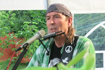Thüringer kommt mit „80 Jahre Neil Young – Songs & Stories“ ins Erzgebirge - Der Musiker und Songwriter Andreas Schirneck bringt die großen Hits Neil Youngs in Annaberg auf die Bühne.