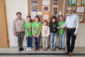 Thumer Grundschüler begeistern bei Landesfinale von „Jugend trainiert für Olympia“ - Übungsleiterin Kerstin Goldammer und ihre jungen Turnerinnen Luise Hoffmann, Lisa Herrmann, Luna Becker, Frieda Haase und Mira Seitenglanz (v. l.) erhielten Besuch von Bürgermeister Thomas Mauersberger, der zur starken Leistung gratulierte.