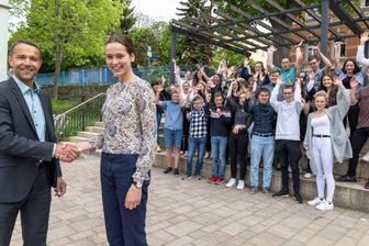 Thumer Gymnasiasten holen ersten Preis - Stefan Schelter, Filialleiter der Volksbank Erzgebirge in Gelenau, war am Montag der Überbringer der Schecks über 1000 Euro. Er gratulierte stellvertretend Elsa Nienhagen aus Burkhardtsdorf. 