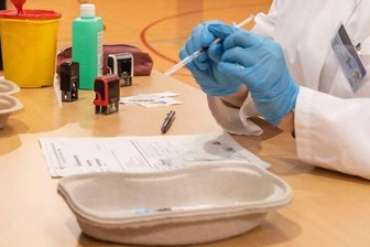 Thumer Impfwochenende bietet mehr als 1000 Dosen - Von Freitag bis Sonntag gibt es in Thum eine Impfaktion. Die Anmeldung dafür ist via Internet oder Telefon möglich.