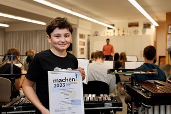 Thumer Musiker erhalten Engagement-Preis - Edgar Viehweger zeigt stolz die Urkunde, des mit 5000 Euro dotierten Preises.