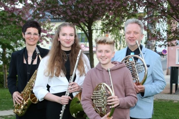 Thumer Orchestertreff: Wenn aus Musik Familienglück wächst - Eine ganze Familie im Takt der Musik: Mutter Claudia, Tochter Maja, Sohn Theo und Vater Andreas (von links). 