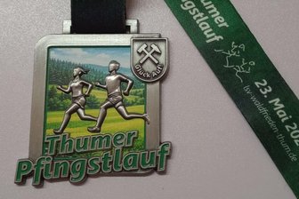 Thumer Pfingstlauf: Jubiläum sorgt für Überraschungen - So sehen die Finisher-Medaillen für den 40. Thumer Pfingstlauf aus.