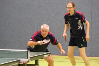 Thumer Tischtennisspieler springen auf Platz 2 - Lutz Richter (links) und Thomas Lesch vom TTV Thum verloren ihr Doppel gegen Rapid Chemnitz II, punkteten aber in den Einzeln.