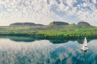 Thunder Bay: Wo Wetter und Wellen den Ton angeben - Auf der Sibley-Halbinsel im Lake Superior gelegen: "Sleeping Giant", eine imposante Felsformation.