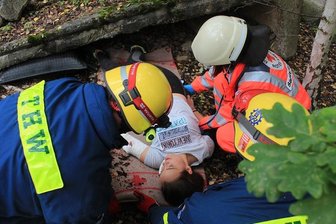 THW-Einsatz in Zwickau nur Übung - Helfer des THW und des Roten Kreuzes im Einsatz.