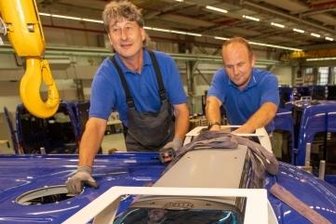 THW-Fahrzeuge fürs Flutgebiet: "Da waren wir auch Seelsorger" - Konstruktionsmechaniker Thomas Zeh (links) und Sven Deeg bringen die Signaltechnik an einem der THW-Transporter an. Für ein Einsatzfahrzeug sind 109 Arbeitsstunden kalkuliert.