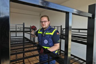 THW-Helfer bringen Betten und Matratzen in Flüchtlingsdomizil - 