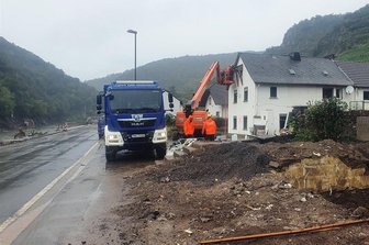 THW-Quartett aus Plauen packt im Flutgebiet mit an - Der Einsatz zwischen Schutt und Schlamm, bei Regen und Kälte ist ein Knochenjob.