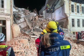 Nach Hauseinsturz in Görlitz: THW Reichenbach unterstützt Vermisstensuche - Die Ortungsgruppe des THW Reichenbach verschafft sich einen Überblick, vorn Lara Seiler.