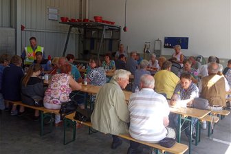 THW Reichenbach kümmert sich nach Busunfall auf der A 72 um Fahrgäste - „Die Herzlichkeit und Dankbarkeit war überwältigend“ - Etwas trinken, etwas essen und reden. Die Insassen des verunglückten Reisebusses im Gerätehaus des THW.