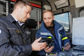 THW soll künftig auch aus der Luft helfen - Phillip Mann (l.), der Ortsbeauftragte des Ortsverbands Annaberg des Technischen Hilfswerks, und Toni Kunz, der als Truppführer an der Spitze der neuen Einheit steht, begutachteten direkt nach dem Auspacken die Übungsdrohne und deren Steuerung.