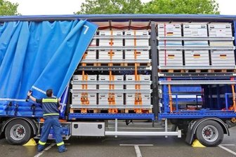 THW-Team aus Zwickau hilft in der Eifel - Die THW-Helfer haben die mobile Trinkwasseraufbereitungsanlage am Samstag auf dem Platz der Völkerfreundschaft aufgeladen.