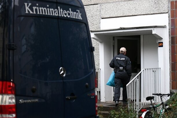 Ticker: Terrorverdächtiger hatte IS-Kontakte - Polizei und Kriminaltechnik untersuchen eine Wohnung im Leipziger Stadtteil Paunsdorf.