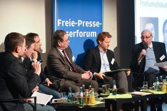 Ticker zu Nachlesen: Debatte um Citybebauung - wie weiter mit dem Stadthallenpark Chemnitz? - Das Podium: Moderator Swen Uhlig (links) sprach mit Heinz Nagler, Frank Kotzerke, Gunnar Bertram, Michael Stötzer und Claus Kellnberger.