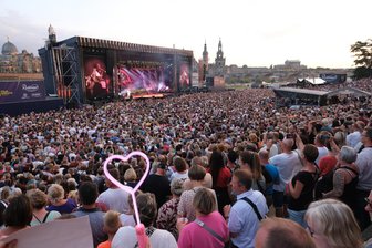 Ticketpanne bei „Kaisermania“ in Dresden: Das müssen Fans von Roland Kaiser jetzt wissen - Die „Kaisermania“ an Dresden ist Kult: Die Konzerte des Schlagersängers Roland Kaiser am Elbufer sind Jahr für Jahr binnen weniger Minuten ausverkauft.