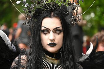 Ticketpreise, Bands: Das ist schon über das WGT 2026 in Leipzig bekannt - Leipzig im Juni 2025: Lea Laetitcia aus Leipzig sitzt beim traditionellen Viktorianischen Picknick zum Wave-Gotik-Treffen (WGT) im Clara-Zetkin-Park.