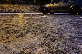 Tief „Gertrud“ bringt gefährliche Glätte nach Westsachsen - Nicht zu unterschätzende Gefahr: gefrierende Nässe. Fußgänger und Autofahrer sind gut beraten, sich wegen der Glätte sehr vorsichtig zu verhalten.