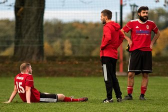 Tief im Abstiegssumpf: Wie weiter, SV Fortuna? - Ein gewohnter Anblick in dieser Saison: Die Kicker des SV Fortuna Langenau, hier mit Tim Krause (l.) und Clemens Becher (r.), boten nach dem Abpfiff meist ein Bild der Enttäuschung.