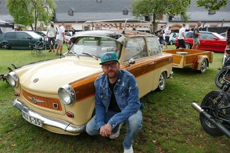 Tief mit Rädern statt hoch zu Ross: Augustusburg erweist sich als perfekte Kulisse für Tuningevent - Seinen tiefer gelegten Trabant hat der Freiberger Mirko Fuchs so hergerichtet, dass er deutlich älter wirkt als er eigentlich ist.