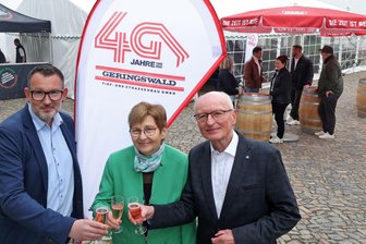 Tief- und Straßenbau Geringswald aus Oberwiera: Eine neue Aufgabe wartet im Jubiläumsjahr - Firmenchef Falk Geringswald stößt mit seinen Eltern Bürgit und Bernd auf das Jubiläum an.