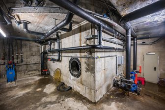 Tief unterm Erzgebirgsbad: nasskalt, verlassen, totenstill – ein Lost Place aus Rohren, Anlagen und Beton - Die Unterwelt vom Erzgebirgsbad: der Schwallwasserbehälter für die Kinderbecken.