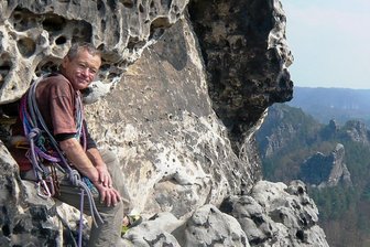 Tief verwurzelt im Elbsandstein - Bernd Arnold in der Südwand der Vorderen Gans bei Rathen.