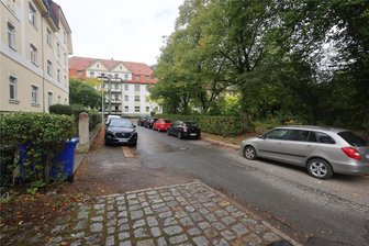 Tiefbauamt Zwickau: Gehwegsanierung in Marienthal startet 2025 - Saniert werden soll auch der Gehweg am Pauluskirchplatz.