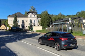 Tiefbauarbeiten für schnelles Internet: Staatsstraße 272 in Erla bald für drei Wochen dicht - Auch im Bereich dieser Bushaltestelle in Erla muss die Staatsstraße 272 jetzt bei Bauarbeiten gequert werden. Foto: Frank Nestler
