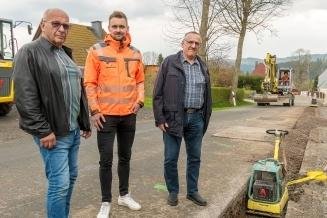 Tiefbauarbeiten in Heidersdorf gestartet - Bürgermeister Andreas Börner, Bauleiter David Seidel und Erik Werner von einem für die Netztechnik zuständigem Unternehmen (v. l.) an der Baustelle. 