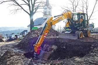 Tiefe Grube nahe der Kirche in Witzschdorf: Was es damit auf sich hat - Nahe der Kirche in Witzschdorf hebt ein Bagger ein großes Erdloch aus.