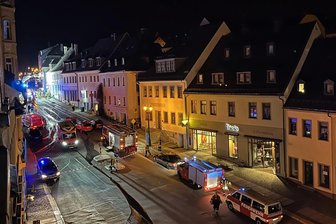 Tiefe Trauer im Erzgebirge: Feuerwehrmann stirbt bei Brand in Annaberg-Buchholz - Bei einem Brand in der Annaberger Innenstadt ist am Mittwochabend der ehemalige langjährige Leiter der Freiwilligen Feuerwehr Annaberg gestorben.