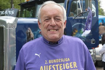 Tiefe Trauer nach Todesnachricht: Erzgebirge Aue verliert mit Herbert Ischt stillen Weichensteller - Im Jahr seines 84. Geburtstages ist Herbert Ischt nun gestorben. Das Foto zeigt ihn im Jahr 2010 bei der Aufstiegsfeier des FC Erzgebirge Aue.