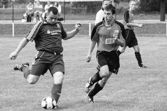 Tiefe Trauer um "Nulde": Roßweiner Fußball-Abteilungsleiter im Alter von 39 Jahren verstorben - Schneller Antritt und guter Abschluss - so werden viele Jens Arnold (l.) vom Roßweiner SV auf dem Spielfeld in Erinnerung behalten. Doch auch neben dem Platz war der Abteilungsleiter ein Macher.