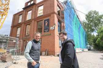 Tiefergelegter Showroom für Bruno Banani: Alte Handschuhfabrik in Chemnitz-Mittelbach wird saniert - Bauherr Olaf Pfeifer und Jan Jassner, Geschäftsführer von Bruno Banani, vor dem Klinkerbau der ehemaligen Handschuhfabrik in Mittelbach, die gerade saniert wird.