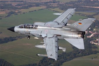 Tiefflieger über dem Vogtland sorgt für Fragen - Ein Kampfflugzeug Tornado des Taktischen Luftwaffengeschwaders 51 Immelmann im Flug.