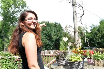 Tiefflug-Manöver auch im Raum Freiberg beobachtet - Cathleen Wunderlich aus Zug bei Freiberg zeigt auf die Baumwipfel, über die der Militärflieger am Mittwochnachmittag aus Richtung Brand-Erbisdorf in Richtung Weißenborn flog.