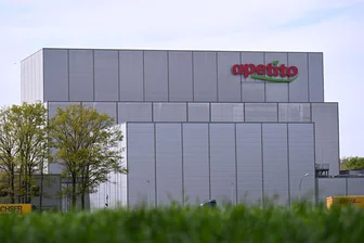 Tiefkühl-Essensfabrikant profitiert vom Fachkräftemangel - In diesen Lagerhallen ist es minus 22 Grad kalt. Vorne eine kleinere Logistikhalle, dahinter eine 43 Meter hohe Riesenhalle.