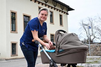 Tierärztin im Babyglück: Über die junge Frau aus dem Tiergesundheitszentrum Lichtenau - Tierärztin Nicole Schreiter betreibt seit zweieinhalb Jahren ein Tiergesundheitszentrum im alten Rittergut nahe der Kirche in Niederlichtenau. Im November ist sie Mutter von Emil geworden.