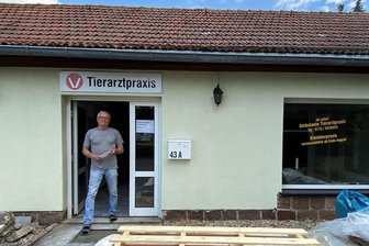 Immer wieder ist Tierarzt Wolf-Albrecht Popp auf der Baustelle in der neuen Praxis in Mittweida.