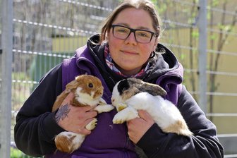 „Tiere in absoluter Enge und Dunkelheit gehalten“: Kontrolle in Glauchau bringt schockierende Details ans Licht - Tierheim-Mitarbeiterin Franziska Bauch mit zwei Kaninchen. Sie wurden trotz eines Tierhaltungsverbotes bei einem Mann in Glauchau gefunden.
