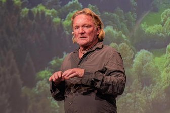 Tierfilmer Andreas Kieling fesselt Publikum in Plauen mit Abenteuern aus der Wildnis - Der bekannte Tier-Dokumentarfilmer Andreas Kieling hielt beim Weltblicke-Festival in Plauen einen Vortrag über die Tierwelt in Alaska und in den Wäldern der Eifel.