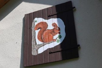 Tiergehege in Crimmitschau: Fensterläden sind Hingucker - Hingucker im Gehege: Die Fensterläden des Aufenthaltsgebäudes der Tierpfleger wurden künstlerisch gestaltet.