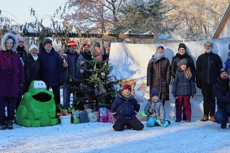 Tiergehege in Crimmitschau: Förderverein packt Weihnachtsgeschenke aus - Stolz zeigen die Mitglieder des Fördervereins Tiergehege die Neuanschaffungen: Der kindgerechte Mülleimer in der Form eines Frosches und das Sonnensegel für den Sandkasten auf dem Spielplatz. 